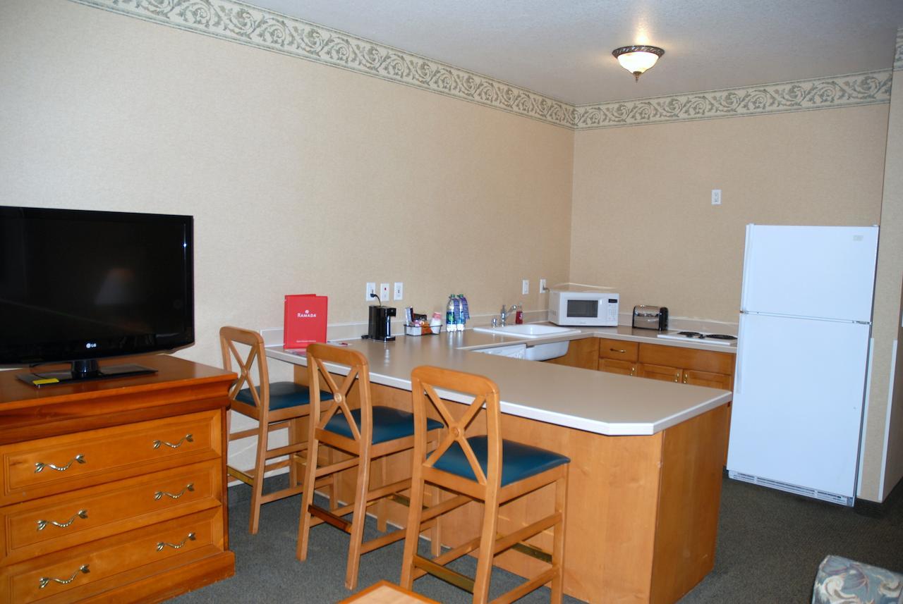 فندق رامادا باي ويندام أوليمبيا أولمبيا الغرفة الصورة A typical kitchen in a typical hotel room